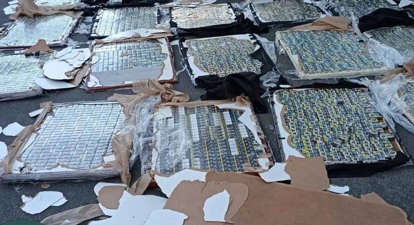 Titkos rekesz az ágyban: milliós fogás az M1-esen