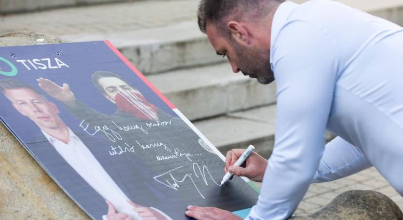 Elárverezi a lejáratására készült, dedikált plakátot Tárkányi Zsolt