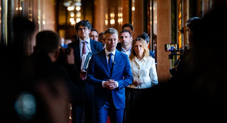 Magyar Péter szerint a „magyar érdekeket eláruló” Szijjártó Péter nem lehet az Országgyűlés alelnöke