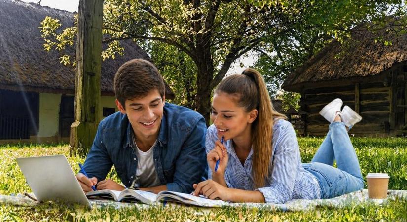 Egyedülálló az országban! – A szobában való tanulás helyett így segíti ez a skanzen az érettségire készülőket