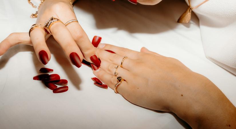 A felragasztós műkörmök újra hódítanak – de vajon tönkreteszed vele a körmödet?