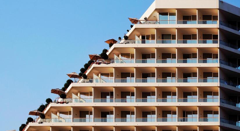 Bezárt szállodát fosztogattak Herkulesfürdőn