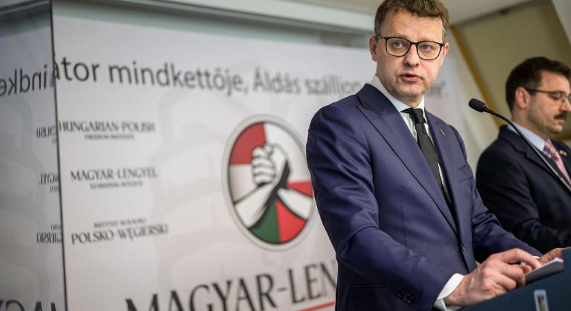 A Fidesz-frakció egyik munkatársának lakásában él a korrupcióval vádolt volt lengyel miniszterhelyettes