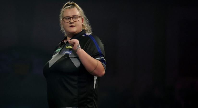 Három világbajnokot lenyomva aratott történelmi tornagyőzelmet a női dartsos