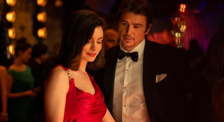 Anne Hathaway és Dakota Johnson feszült thrillerben csapnak össze - előzetest kapott a Verity