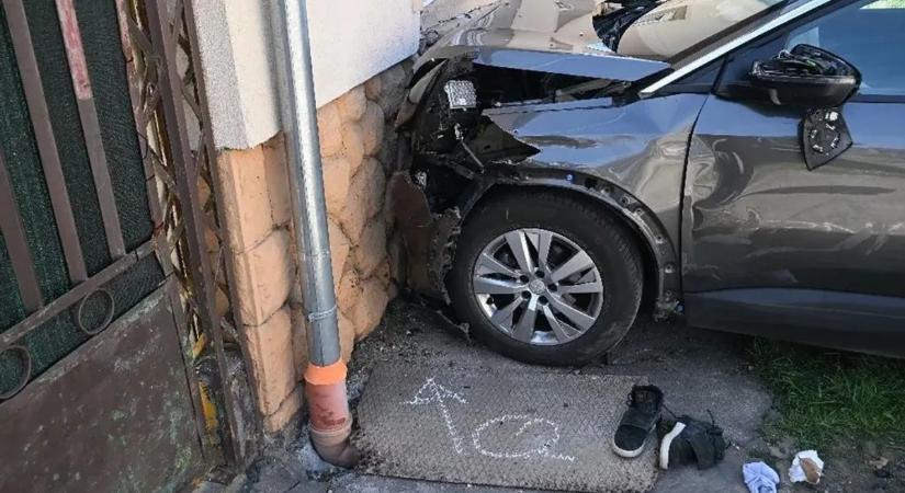 Gyerekkel az ölében ült volán mögé: a szemközti ház falába csapódott egy autó - Fotó