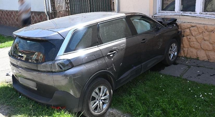 Gyerek lépett a gázra, áttörte a kaput, és házba csapódott az autó Kaposváron