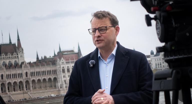 A Fidesz-frakció munkatársának lakásában lakik a körözött lengyel politikus, Marcin Romanowski