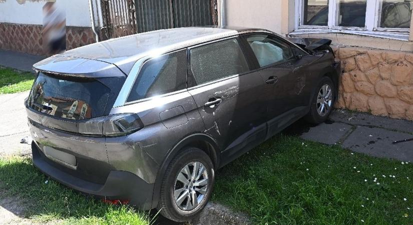 Ölébe ültette a gyereket egy kaposvári nő az autóban, a kisfiú a gázra lépett, házfalnak csapódtak