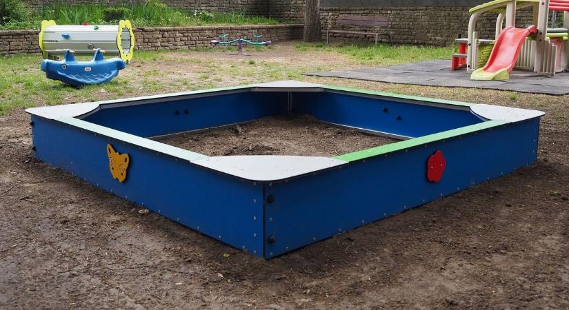 Új udvari játékokkal gazdagodott a Szent Pantaleon Kórház bölcsődéje