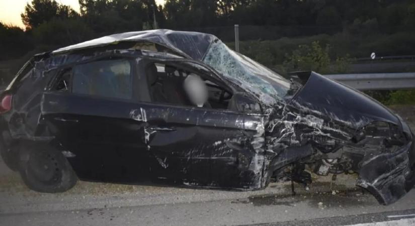 Kirepült az autóból az utas: halálos baleset történt az M85-ösön - Fotó