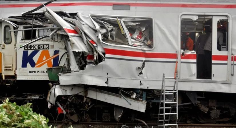 Súlyos vonatbaleset történt, 14-en meghaltak, sokan a roncsok között rekedtek – videó