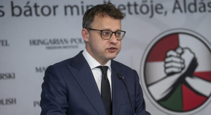 A Fidesz-frakció munkatársának lakásában él a szökött lengyel politikus, aki ellen európai elfogatóparancsot adtak ki