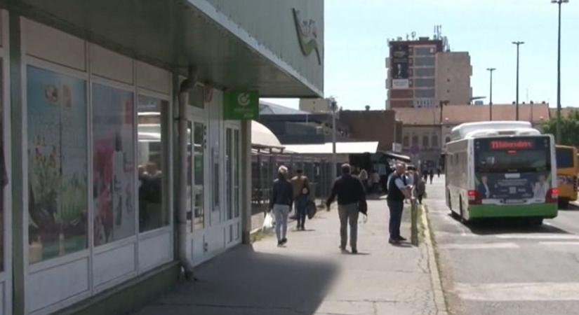 Tömegverekedés a Búza téren, videón, ahogy ütik egymást az emberek