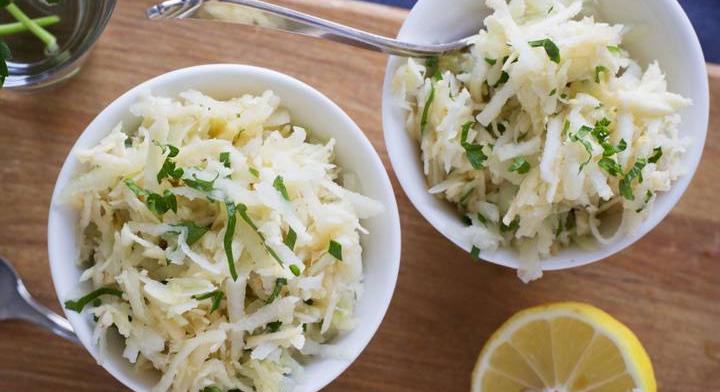 Friss karalábésaláta citromos öntettel: ropogós és nagyon finom