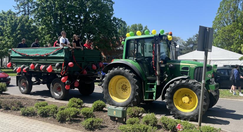 Traktoros ballagás lassítja a forgalmat Debrecenben