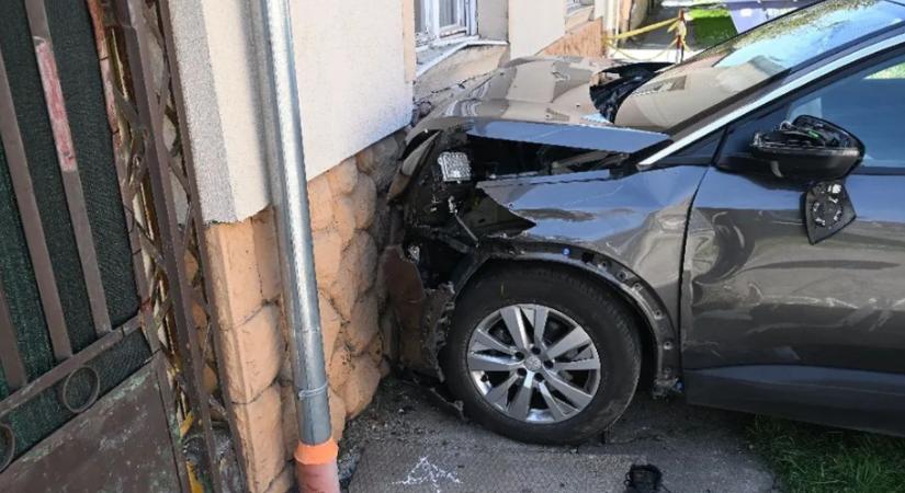 Nem mindennapi baleset Pécs közelében – házfalnak csapódott a jármű