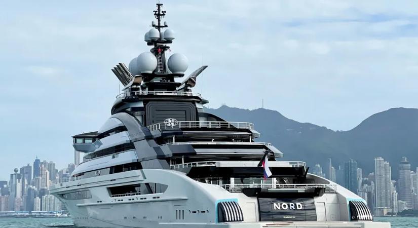 Egy orosz szuperjacht a blokád ellenére is áthajózott a Hormuzi-szoroson