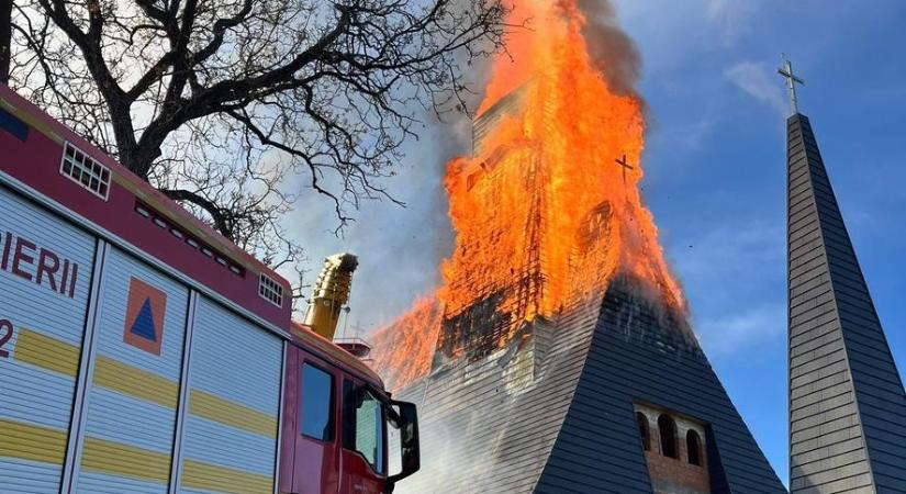 Kigyulladt egy erdélyi település katolikus temploma (VIDEÓ)