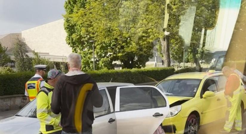 Megbénult a reggeli forgalom Pécsen: több autó ütközött össze – VIDEÓ