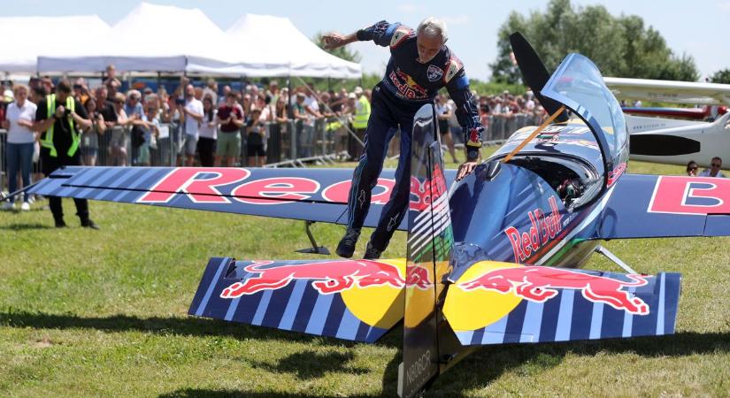 Besenyei Péter is érkezik: ingyenes repülőnap lesz Kadarkúton május 1-jén és 2-án