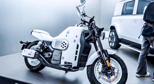 Újabb márka szállt be a motorpiacra – itt a Chery autógyár hibrid kétkerekűje!