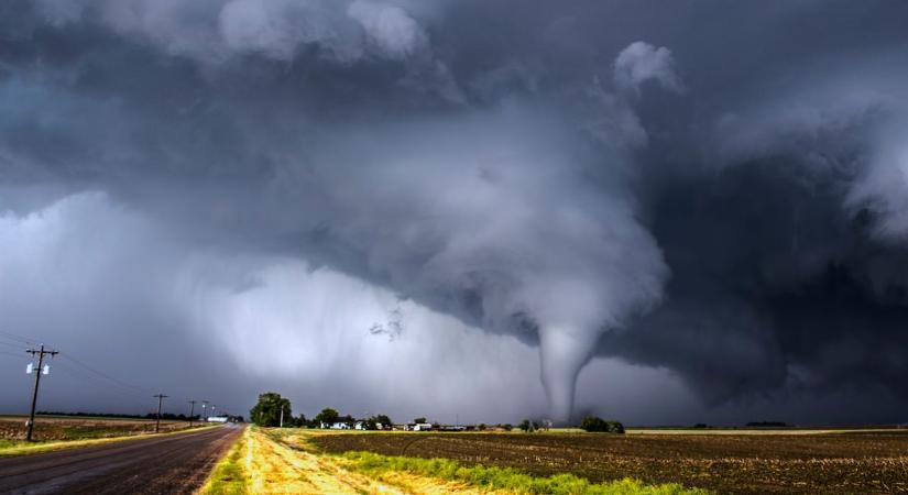 Milliók rettegnek: halálos tornádó készül lecsapni (videó)
