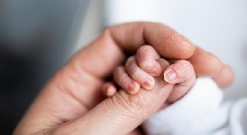 Drámai percek Szabolcsban: otthon született meg Linett a mentők segítségével