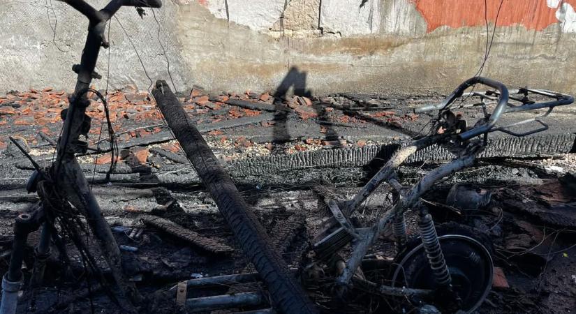 Töltés közben gyulladt ki egy e-bicikli Törökszentmiklóson, háztetőkre is átterjedt a tűz