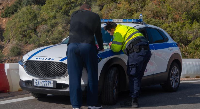 Súlyos büntetést kap, ha megszegi ezeket az autós szabályokat a magyarok kedvenc üdülőhelyén