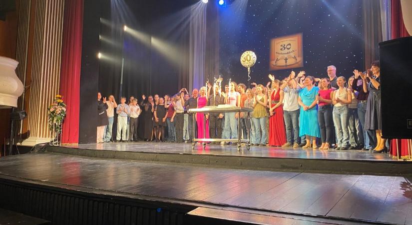 30 év, megszámlálhatatlan élmény – jubileumot ünnepelt a Bajai Fiatalok Színháza – fotók, videó