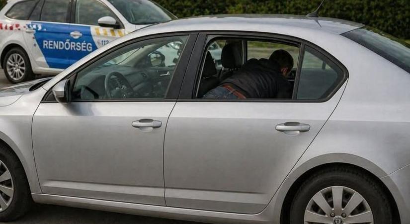 Hiába a gyors helycsere, a rendőrök végig látták, ki vezetett