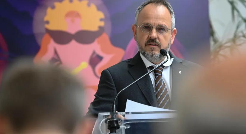 Lemondott a Fidesz-kampány celebjeinek milliókat osztó NKA alelnöke, Bús Balázs