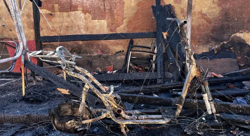 Óriási tűz tombolt Törökszentmiklóson – egy elektromos bicikli miatt égett le a ház