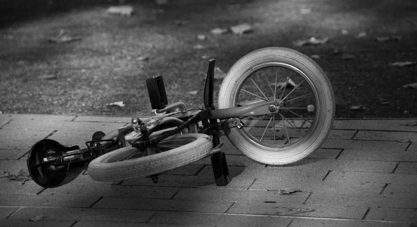 Szörnyű tragédia: vonat gázolt el egy e-biciklis kisfiút