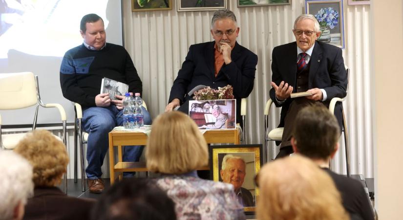 Mécses Czigány György fényképe előtt – Kaposváron emlékeztek a zenei ismeretterjesztés misszionáriusára