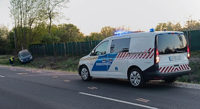 Árokba sodródott autóhoz és őzgázoláshoz is riasztották a tűzoltókat