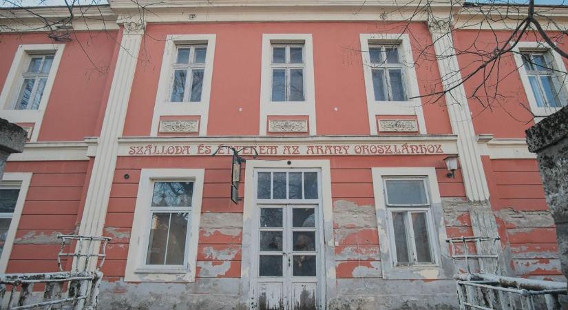 Szebb napokat látott, ma már életveszélyes – megrázó fotók egy egykoron ikonikus fogadóról