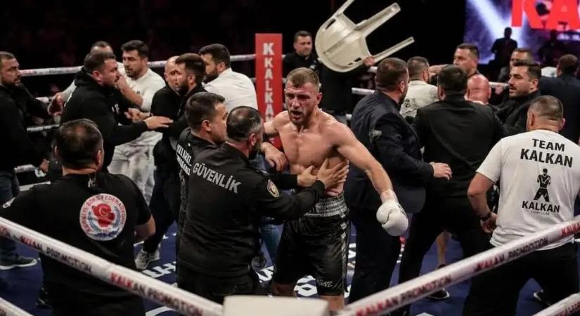 Őrületes káosz: agyba-főbe verték a nézők az orosz bokszolót – videó