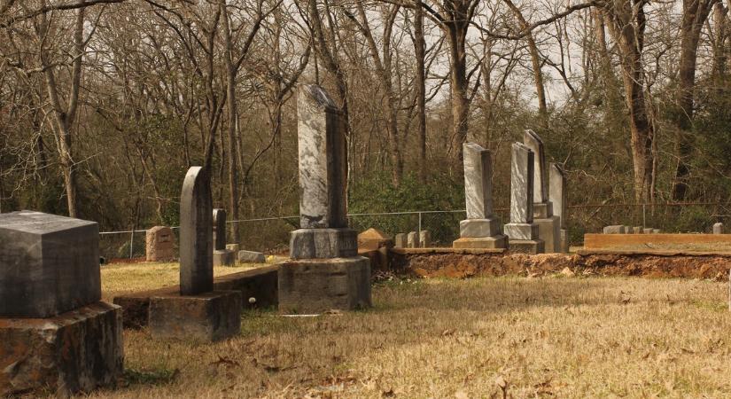 Horror a temetőben: karmolásnyomok a koporsón – hátborzongató dolgot találtak a sírban