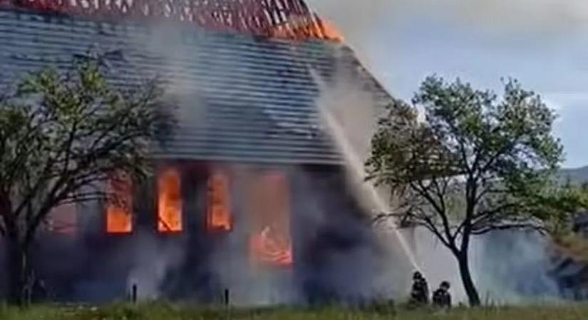Még be sem fejezték az építését, majdnem szénné égett egy katolikus templom - Videó