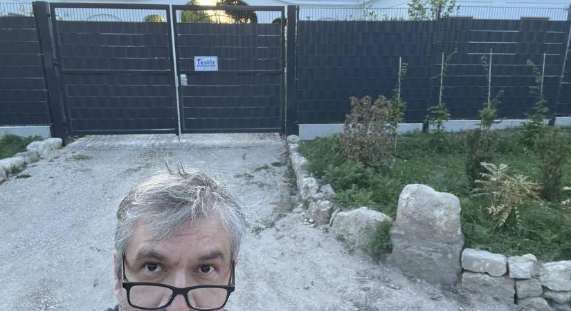 Hadházy Ákos elment Hatvanpusztára, hogy megnézze, tényleg kamionokkal költözködnek-e