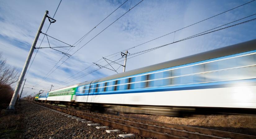 Katasztrófa a síneken: halálos ütközés, még mindig a roncsok között kutatnak túlélők után