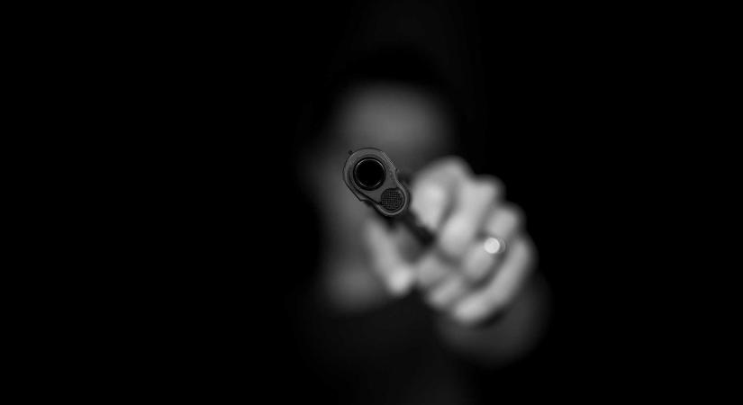 Pisztollyal fenyegette a buszsofőrt egy dühös autós (VIDEÓ)