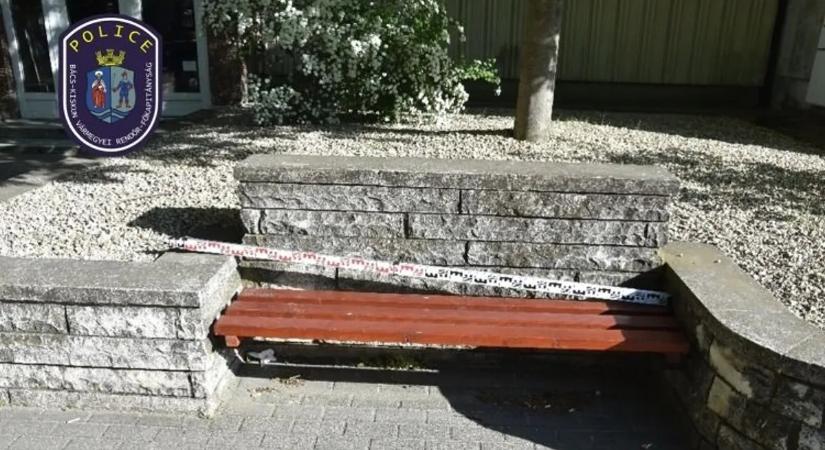 Padon ülve várta barátját a fiatal lány, amikor egy kerékpáros odament hozzá és elvette telefonját