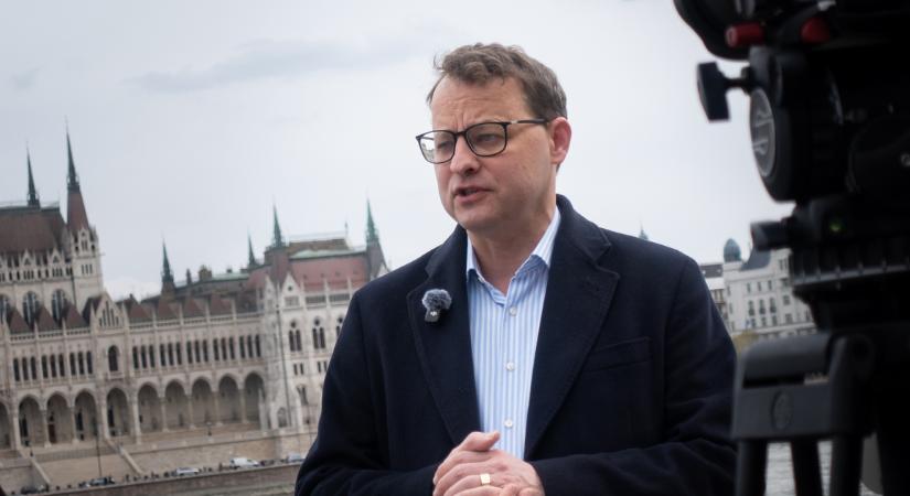 Direkt36: a Fidesz-frakció munkatársának lakásában lakik a körözött lengyel politikus, Marcin Romanowski