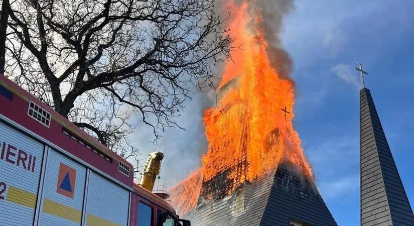 Megrázó videón, ahogy lángokra kap és porrá ég egy templom