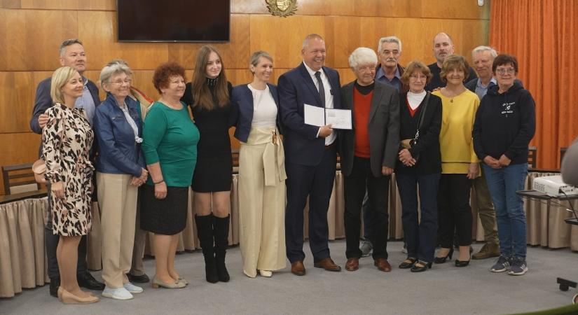 Átvette megbízólevelét Cseh Tamás