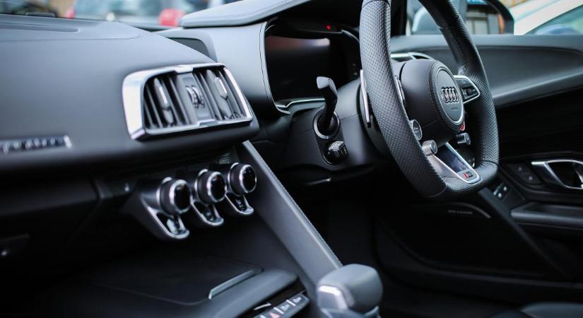 Autót lopott, jogsi nélkül furikázott vele, és még pénzt is kivett belőle a hajdú-bihari férfi – videóval