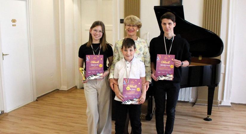 Kiváló minősítéseket szereztek a tiszafüredi zongorista növendékek